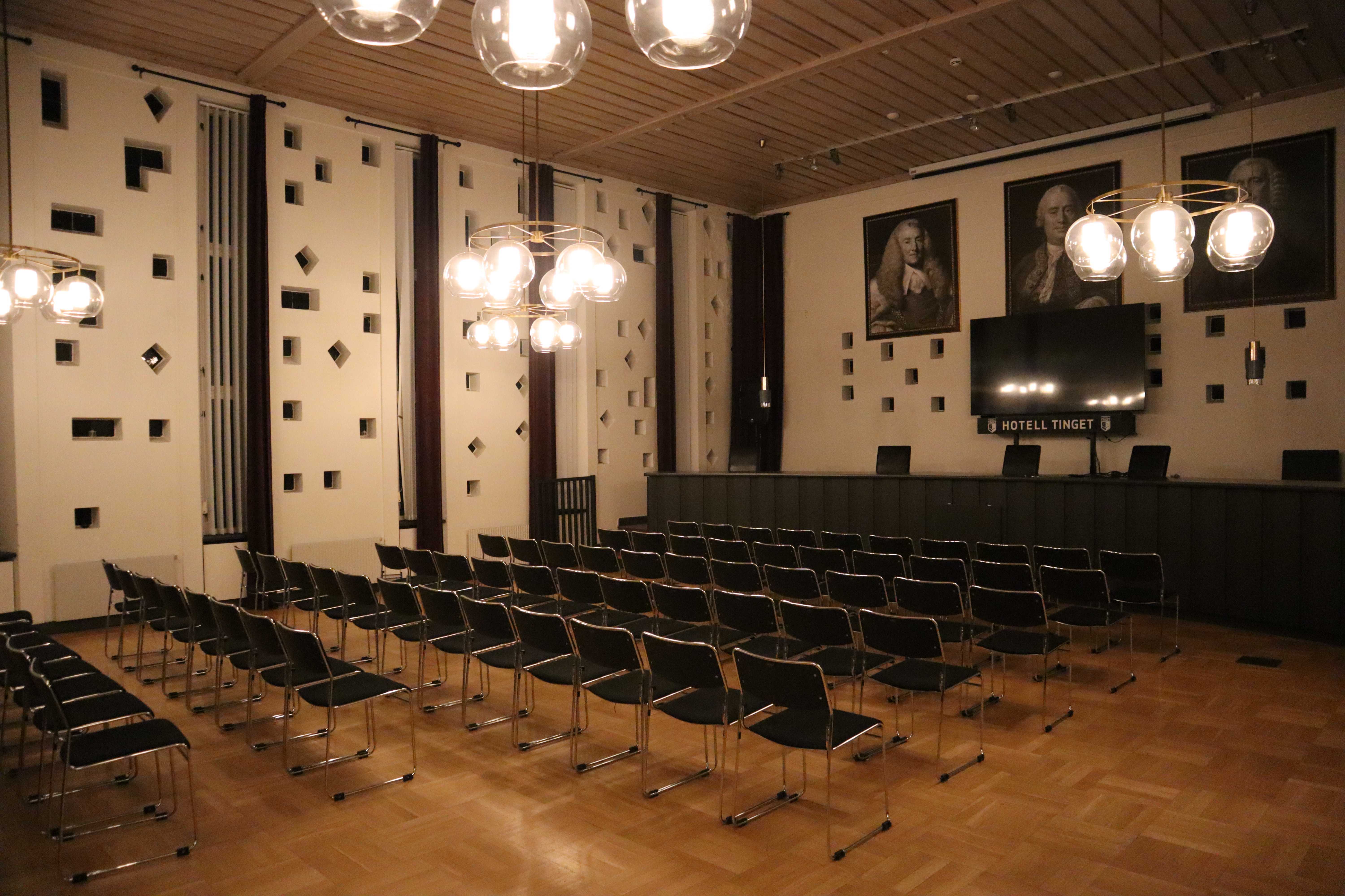 Tingssalen konfigurerad för konferenser och presentationer